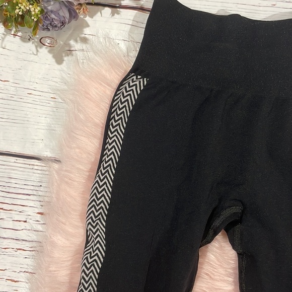 Monreal London Black Hi-tech Seamless High Rise Chevron Stripe Leggings - Picture 5 of 12